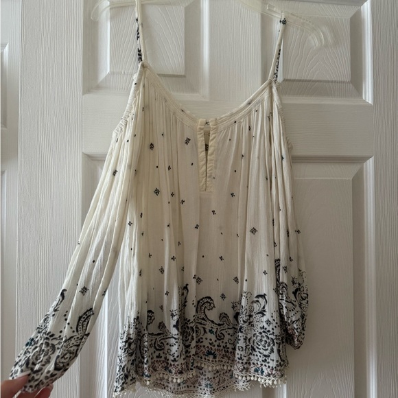 Patterned Cold Shoulder Top - Picture 2 of 4